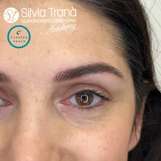 Sopracciglia tecnica realistica Swish Brow — foto 1 di 5