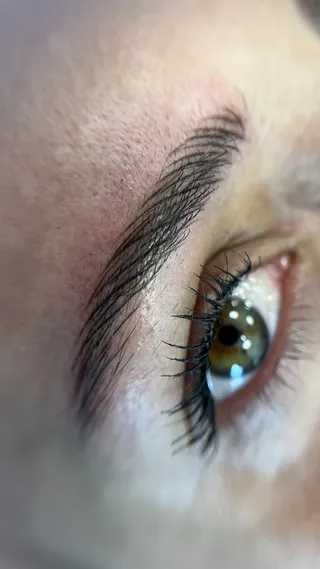 Sopracciglia tecnica realistica Swish Brow — foto 2 di 5